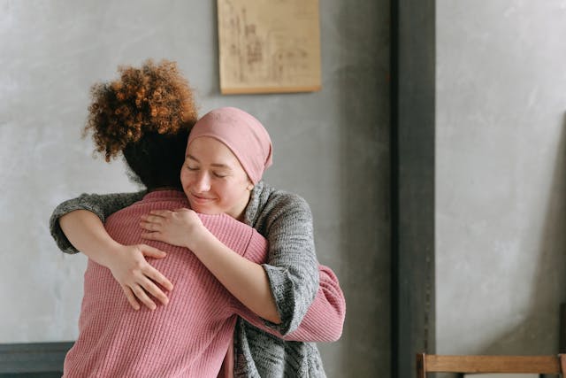 Persona con Cáncer acompañada para evitar soledad y complicaciones médicas
